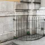 Una delle due barriere in ferro alte un metro e mezzo poste ai due lati del portone di accesso di un edificio di via Abate Gimma angolo via de Rossi 